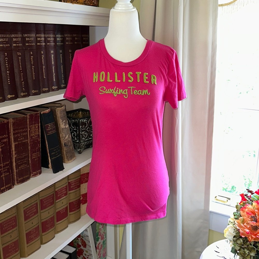 ⭐️ 3/$15 Women’s Classic Hot Pink Hollister Graphic Print Shirt Size Large